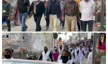 बाज़ार में घूम रहे बिना मास्क लोगों को दिया गुलाब का फूल, पहनाया मास्क