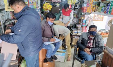 शुद्ध के लिए युद्ध अभियान के तहत की गई छापामार कार्रवाई, स्वास्थ्य विभाग की टीम ने पनीर, इमरती और लाल मिर्च पाउडर के लिए नमूने