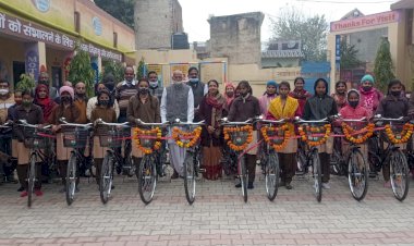 राज्य सरकार की योजना के तहत विधायक खैरिया ने बालिकाओं को वितरण की साइकिले