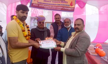 विशाल रक्तदान शिविर में पिता और पुत्री ने एक साथ रक्तदान कर पेश किया मानवता का अच्छा उदाहरण