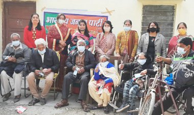 हेलन केलर विकलांग सेवा संस्थान में भाजपा महिला मोर्चा द्वारा दिव्यांगों को बांटे गर्म वस्त्र
