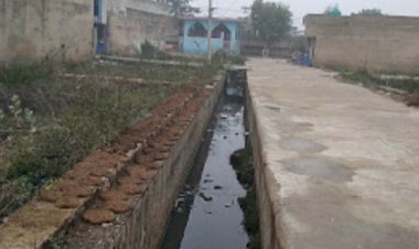 कॉलोनी के बीचो बीच बने नाले को ढकवाने और सफाई कराने की मांग की, खुले नाले मे गिरने से पशु व बच्चे हो रहे हैं चोटिल