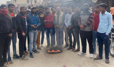 भाजपा युवा मोर्चा कार्यकर्ताओं ने टायर जलाकर किया प्रदर्शन