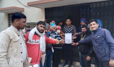 विद्युत कर्मचारियों ने एफआरटी टीम की यथावत मांग को लेकर सहायक अभियंता को सौंपा ज्ञापन