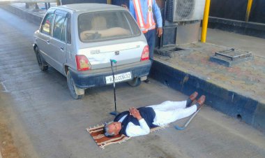 गुरलाँ वासियो को टौल वसूली से मुक्त कराने के लिए पूर्व सरपंच ने टौल पर लेट कर किया विरोध