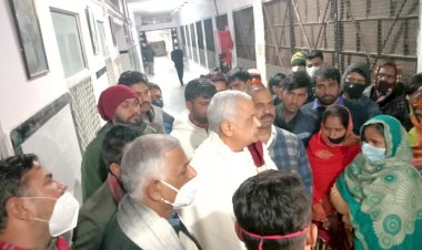 सांसद मीणा चिकित्सालय पहुंचे, मूक बधिर बच्ची के दुष्कर्म मामले मे परिजनों से मिले