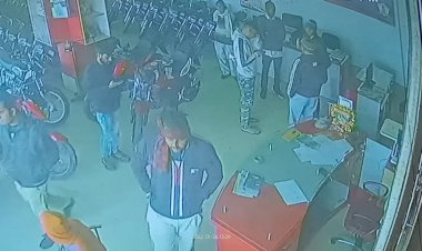 चोरी की बाइक की सर्विस कराने शोरूम में पहुंचे दो युवक, ओटीपी पहुंचने पर पकड़ी गई चोरी की बाइक