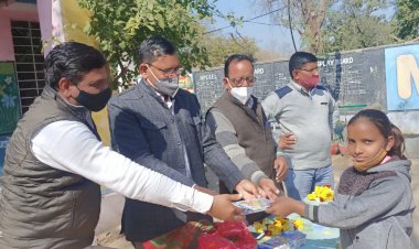 घाटा भांवर के राजकीय स्कूल मे भामाशाह ने विधार्थीयाे काे जर्सी व रंगीन पेंसिल की वितरित