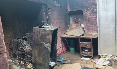 फ्रिज का कम्प्रेशर ब्लास्ट होने से छत्त की पट्टी गिरी और लाखों रुपए का सामान जलकर हुआ खाक