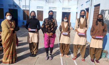 राजस्थान स्कूल शिक्षा परिषद व पिरामल फाउंडेशन के सहयोग से बालिका शिक्षा को बढ़ावा देने हेतु टेबलेट किए वितरित किए