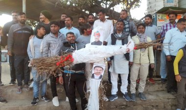 जाट समाज सोडावास के लोगों ने जिला कलेक्टर नन्नूमल पहाड़िया व मंत्री टीकाराम जूली का फूंका पुतला