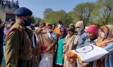 बानसूर विधायक तथा उद्योग मंत्री शकुंतला रावत ने सैनिक के पार्थिव देह पर किए पुष्प चक्र अर्पित