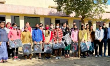 कठूमर राजकीय उच्च माध्यमिक विधालय मे 11 बालिकाओ काे स्कूल बैग देकर किया सम्मानित