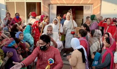 खेडली श्री श्वेतांबर पल्लीवाल जैन समाज की जैन मुनियाे के सानिध्य मे सिरस तीर्थधाम के लिए पदयात्रा हुई रवाना