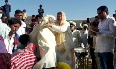 विधायक साफिया जुबेर ने गरीब महिलाओं को बांटी शॉल