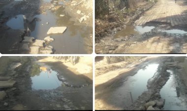 नाली न होने से सड़क पर बह रहा घरों का गंदा पानी, राहगीरों को भी उठानी पड़ रही परेशानी