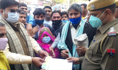 दलित नाबालिग लड़की से दुष्कर्म करने के आरोपी की गिरफ्तारी की मांग को लेकर भाजपा कार्यकर्ताओं ने किया प्रदर्शन