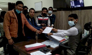 जिला प्रमुख के इस्तीफे की मांग को लेकर युवाओं ने एसडीएम को सौंपा ज्ञापन