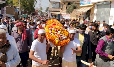 पंचतत्व में विलीन हुए बाबा जसवंत सिंह, हजारों की संख्या में शव यात्रा में उमड़े लोग