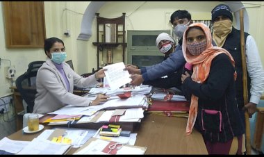 आईसीटी योजना अंतर्गत कार्यरत कम्प्यूटर अनुदेशकों ने मुख्यमंत्री के नाम जिला कलेक्टर को सौंपा ज्ञापन