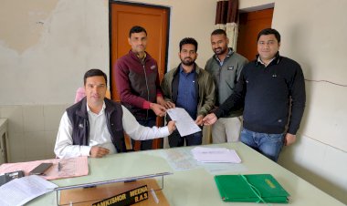 कठूमर उपखंड कार्यालय मे आईटी कार्मिकाे ने विभिन्न मांगाे काे लेकर एसडीएम साैपा ज्ञापन