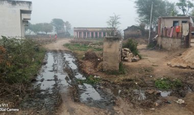 आम रास्ते पर अतिक्रमण के चलते वाहन चालकों ने विद्यालय परिसर के अंदर से बनाया रास्ता, विद्यार्थियों को हो रही परेशानी