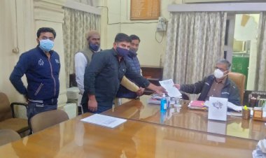 औवेसी पर हुए हमले के दोषियों के विरूद्ध कार्यवाही की मांग को लेकर मजलिस ए हिन्द नें जिला कलेक्टर को सौंपा ज्ञापन