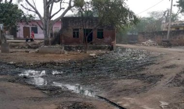 लालदास मन्दिर को जाने वाले मुख्य मार्ग पर जमा कीचड व गंदा पानी, राहगीर परेशान