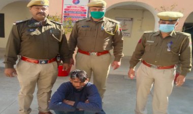 देशी शराब के पव्वो से भरे प्लास्टिक बोरे सहित एक युवक चढ़ा पुलिस के हत्थे