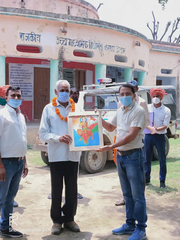 कोरोना योद्धाओं का माला पहनाकर एवं भारत माता की तस्वीर भेंटकर किया सम्मानित