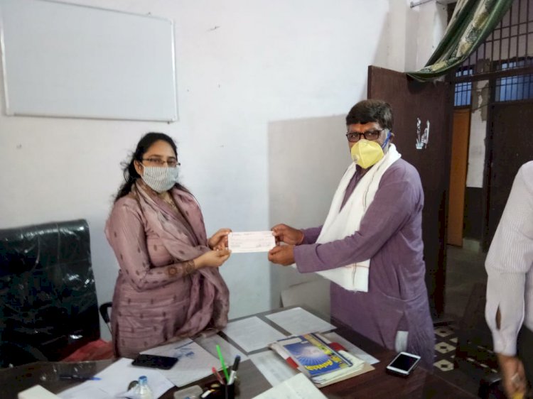 श्री बल्लभ राम शर्मा मानव सेवा समिति ने विकास अधिकारी को सौंपा 55 हजार रूपए की सहायता राशि का चेक