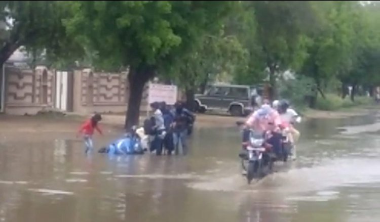 बहरोड़ में तेज बारिश के बाद जलमग्न हुआ शहर, रोड़ के पास मकान मालिकों ने लगाए पटरी पर पत्थर