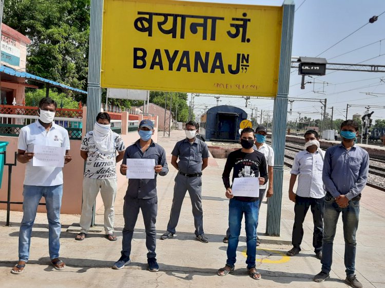 रेलकर्मीयों ने भूख हडताल कर केन्द्र सरकार की नीतीयों का विरोध किया