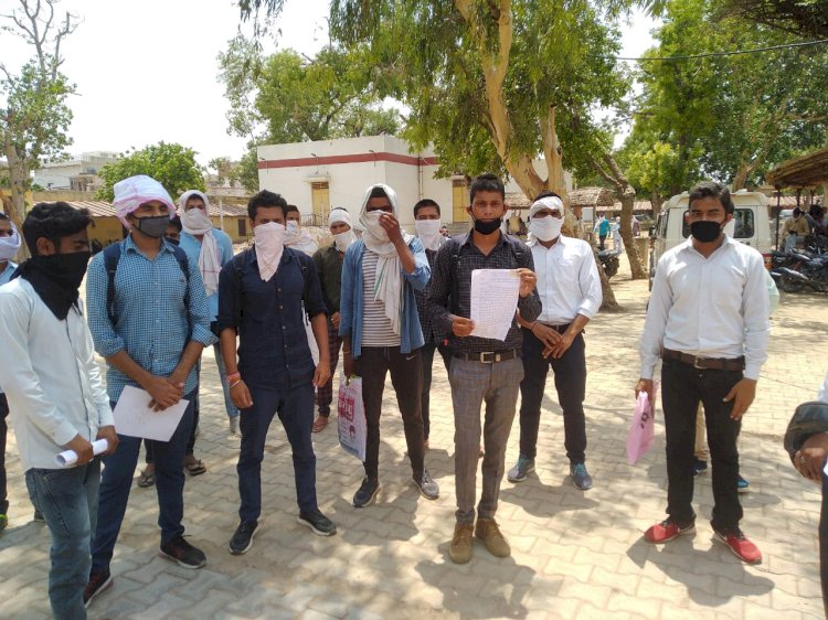 नगर भरतपुर कस्बे के महाराजा अग्रसेन टीटी कॉलेज के प्रशासक द्वारा छात्राओं से अवैध राशि वसूलने के रुकवाने को लेकर तहसीलदार को सौंपा ज्ञापन