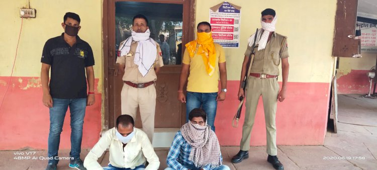 दुकानों के ताले तोड़ कर लाखो रुपये का माल साफ करने बाले दो शातिर चोरों को किया पुलिस ने गिरफ्तार