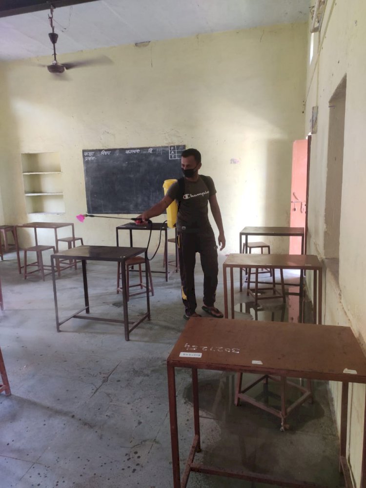 गुरला के राजकीय उच्च माध्यमिक विद्यालय  में परीक्षा को देखते हुए कक्षा कक्ष में सैनिटाइजर का किया जा रहा है छिड़काव
