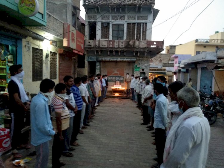 बालाहेडी में  चीनी सामान का होली जलाकर किया बहिष्कार