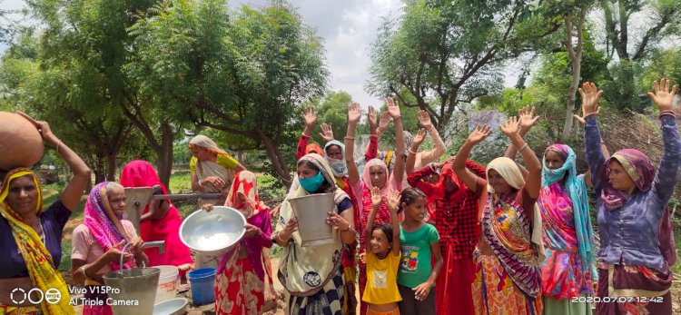 पानी की समस्या को लेकर महिलाओं ने खाली बर्तन लहराते हुए मटकी फोड़ प्रदर्शन किया