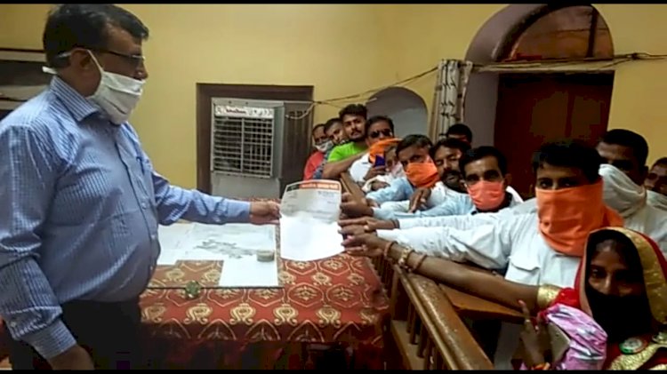 भाजपा सदस्यों ने किया वृक्षारोपण, बिजली बिल माफ कराने के लिए मुख्यमंत्री के नाम एसडीएम को सौंपा ज्ञापन