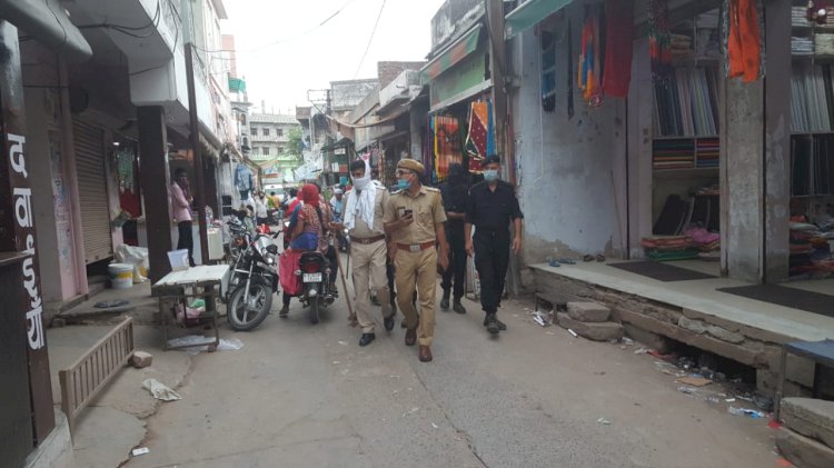 रामगढ़ थाना पुलिस ने एसपी के निर्देशानुसार पूरे कस्बे में रोजाना फ्लैग मार्च शुरू