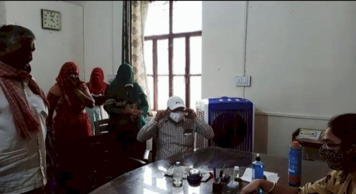 मनरेगा में श्रमिको से अवैध वसूली के विरोध में ग्रामीणों ने पंचायत कार्यालय में विरोध जताते हुए किया हंगामा