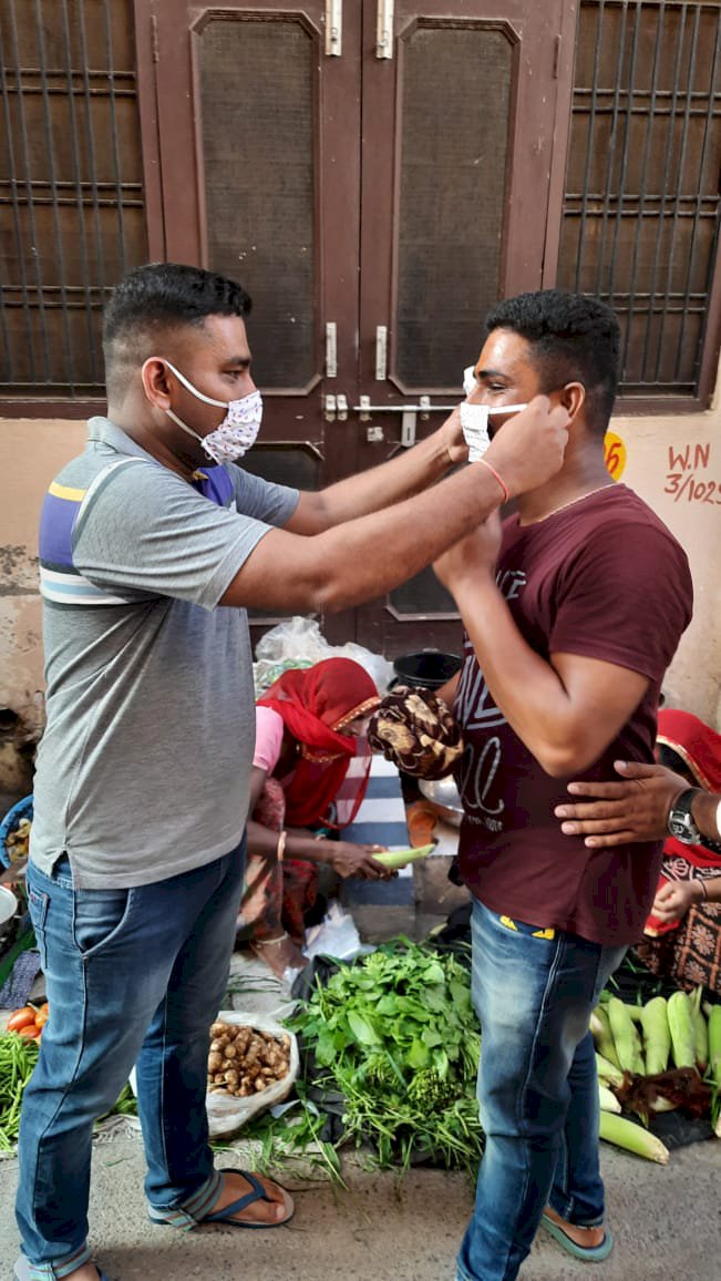 राष्ट्रीय स्वयंसेवक संघ एवं सेवा भारती के कार्यकर्ताओं ने कोरोना महामारी से बचाव हेतु मास्क वितरण किया