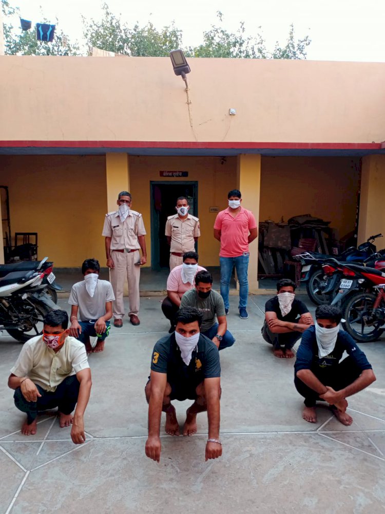 खैरथल थाना पुलिस ने होटल में जुआ खेलते हुए 7 को किया गिरफ्तार ₹13090 की राशि की जप्त