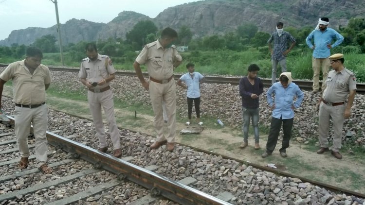 रेल पटरियों पर मिला युवक का शव, हत्या का मामला दर्ज