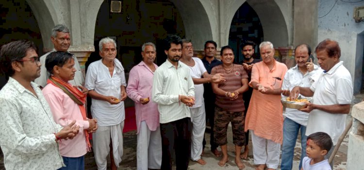 राम मंदिर मुहूर्त के उपलक्ष्य रामधुनी का आयोजन कर भाजपा कार्यकर्ताओ ने बांटे लड्डू