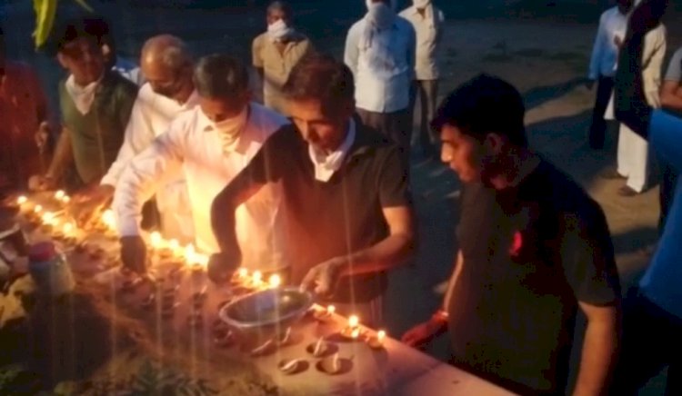 बाबा गोगा मंदिर परिसर मे ग्रामवासियों ने दीप जलाकर खुशियां मनाई
