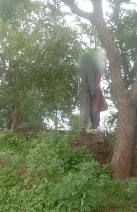 युवक युवती ने पेड पर फाँसी लगाकर की आत्महत्या
