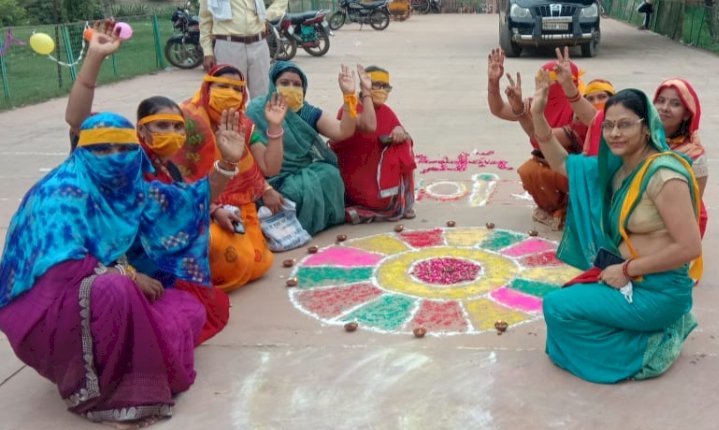 अयोध्या में राम मंदिर शिलान्यास पर प्रिय सखी संगठन के कार्यकर्ताओं ने रंगोली दीपदान और मिठाइयां बांटकर जताया हर्ष