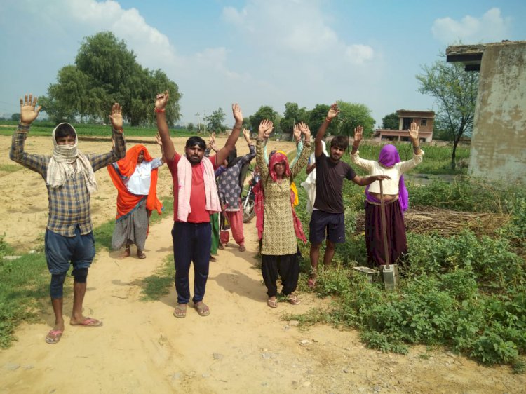 सरपंच की दबंगई के चलते  पांच साल से पेयजल के लिये भटकने को मजबूर ग्रामीण