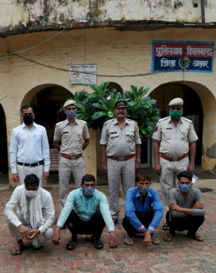 किशनगढ़ बास थाना पुलिस ने मोटूका की घाटी में डकैती की योजना बनाते हुए 4 बदमाशों को किया गिरफ्तार एक बदमाश फरार